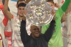 教練生涯首個頂級賽事冠軍！孔帕尼高舉沙拉盤慶祝！