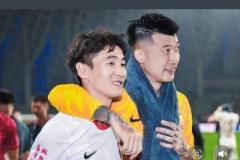 劉殿座曬與韋世豪“哥倆好”合照引熱議，王大雷調(diào)侃“吃醋”