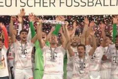 生涯首冠高舉沙拉盤！網(wǎng)友調(diào)侃：凱恩也算是有舉杯經(jīng)驗(yàn)了！