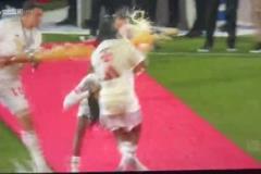 二娃還在輸出！穆勒偷偷從身后鎖住奧利塞，讓隊友噴啤酒