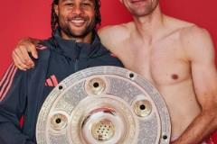 格納布里社交媒體發(fā)布照片致敬穆勒：與足壇傳奇并肩同行