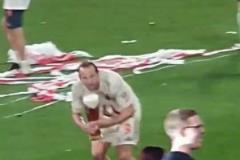 偷感十足！凱恩偷偷潑啤酒的樣子，可以和“嘎子偷狗”并列了