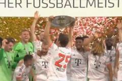 捧杯時刻！拜仁加冕隊史第33座德甲冠軍！穆勒捧起獎杯全隊歡慶！