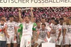 終圓冠軍夢(mèng)！凱恩高舉沙拉盤慶祝生涯首冠！