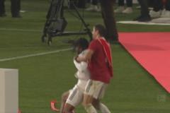 不講武德！穆勒“偷襲”奧利塞讓其享受啤酒?。? style=