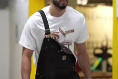 塔圖姆G3賽前穿吊帶工裝 網(wǎng)友：這是去摸魚(yú)還是抓蝦呢