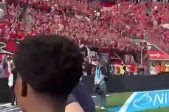 能帶好皇馬嗎？阿隆索爬上圍欄與藥廠球迷互動告別