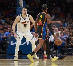 雷霆與掘金本賽季交手八次，常規(guī)賽和季后賽均2-2平局。