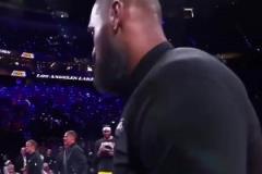 詹姆斯?jié)饷即蚯?連線成習慣 哪怕是帽子都可以精準接住