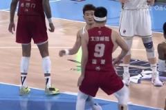 雷蒙頂防布朗，孫銘徽不滿反撞被吹進攻犯規(guī)&驚訝攤手表示不解！