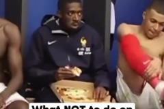 德尚之前訓(xùn)話的時(shí)候登貝萊還在吃披薩，當(dāng)年混小子如今成熟了啊~