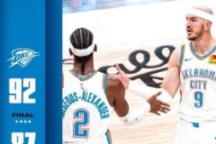 雷霆?jiǎng)倮?bào)：卡魯索與亞歷山大擊掌瞬間登封面