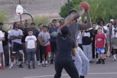 肯豆沒想到風頭居然被Lisa搶了，瞪了一眼憤憤離開