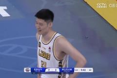 陷犯規(guī)麻煩！北京男籃開場連續(xù)打胡金秋，后者2分鐘2犯提前下場