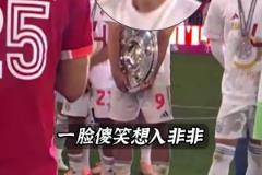 猶如范進(jìn)中舉！凱恩獎(jiǎng)盤不離身，在一旁傻笑