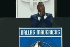 獨(dú)行俠抽簽代表布萊克曼抽到狀元簽后笑得前仰后合