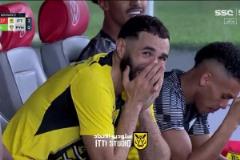 看到隊友開出的最后一個角球，本澤馬在場邊繃不住了