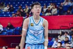 醫(yī)生從手肘部取骨植入段昂君手腕舟骨骨折部位