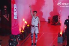 未來男籃希望？中國小將淡厚然在NCAA對位準(zhǔn)狀元弗拉格！