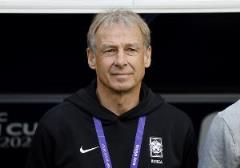 韓媒怒斥克林斯曼：70億韓元詐騙犯！他坐視孫興慜李剛仁打架