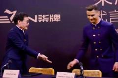 C羅這穿的是中山裝?。窟@種新中式衣服是真好看啊