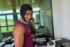 蔣光太偷偷試戴吾米提江護(hù)具頭盔引關(guān)注