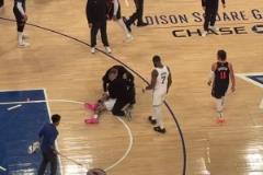 千萬別有事?。∷D姆無對(duì)抗痛苦倒地隨后被攙扶下場