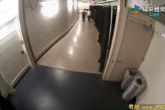 看著非常嚴(yán)重?。∷D姆受傷后，是坐著輪椅離開的！