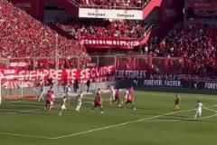 這球場(chǎng)氛圍無(wú)敵！現(xiàn)場(chǎng)感受蒙鐵爾無(wú)敵“倒掛金鉤”