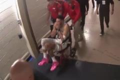 塔圖姆無對(duì)抗痛苦倒地 隨后坐輪椅全程捂臉痛苦離場