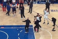 無對(duì)抗倒地之后塔圖姆被攙扶返回更衣室