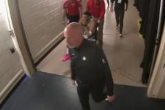 走不了路了！塔圖姆坐著輪椅離開球館，雙手捂臉非常難受！