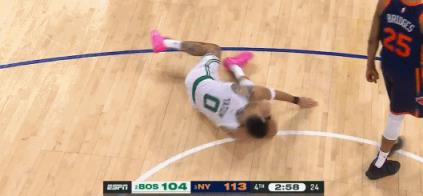 塔圖姆右腳踝受傷痛苦打滾 被攙扶回更衣室