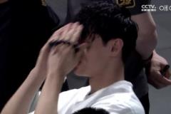 心急如焚看到球隊早早落后20分，場下曾凡博無奈抱頭……