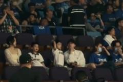 馬龍一家四口亮相CBA總決賽G4現(xiàn)場觀戰(zhàn)