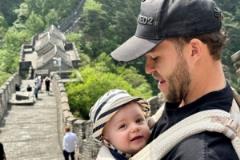 國(guó)安外援古加攜妻兒游長(zhǎng)城，曬全家福引關(guān)注