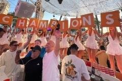 斯洛特奪冠后赴伊比薩島度假，輕松愜意引關(guān)注