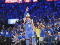 壓陣?yán)蠈?！卡魯索三?中3得13分4板2助 外線防守相當(dāng)穩(wěn)健