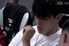 無奈啊~北京男籃G4慘敗，轉播鏡頭多次給到現(xiàn)場的曾凡博