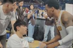暖心瞬間！曾凡博離場時，對手布朗、奈特、朱俊龍紛紛上前安慰