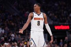 沃特森15分鐘搶下8板3前場板展現(xiàn)拼勁