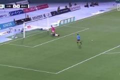 年度最離譜烏龍預(yù)定？川崎前鋒吊射中框，橫濱FC外援解圍踢疵