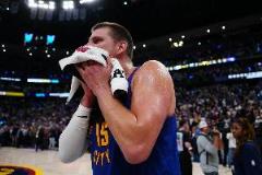 殳海：約基奇再次證明約圣實(shí)力，掘金為何仍被稱作“拳怕少壯”？