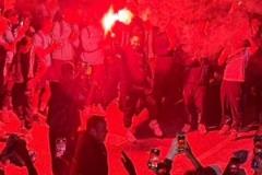 郵報(bào)：馬賽球迷凌晨4點(diǎn)慶祝歐冠，德澤爾比現(xiàn)身其中