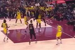 悠著點(diǎn)啊！米球王剛復(fù)出欲隔扣重重摔倒在地