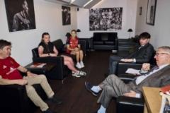 曼聯(lián)官網(wǎng)：弗格森會見獎學金獲得者并觀看對西漢姆比賽