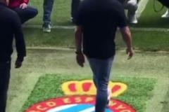 外網(wǎng)熱議：弗里克賽前踩場時直接踩在了西班牙人隊徽上