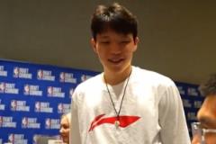 楊瀚森對(duì)美國(guó)老記者秀粵語(yǔ)：猴賽雷、靚仔&靚女