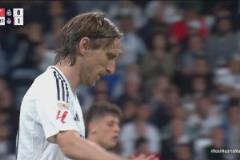 差一點點！莫德里奇停球凌空抽射稍稍偏出！