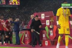 全場比賽米蘭毫無亮點！孔塞桑領(lǐng)取亞軍獎牌拒絕佩戴！